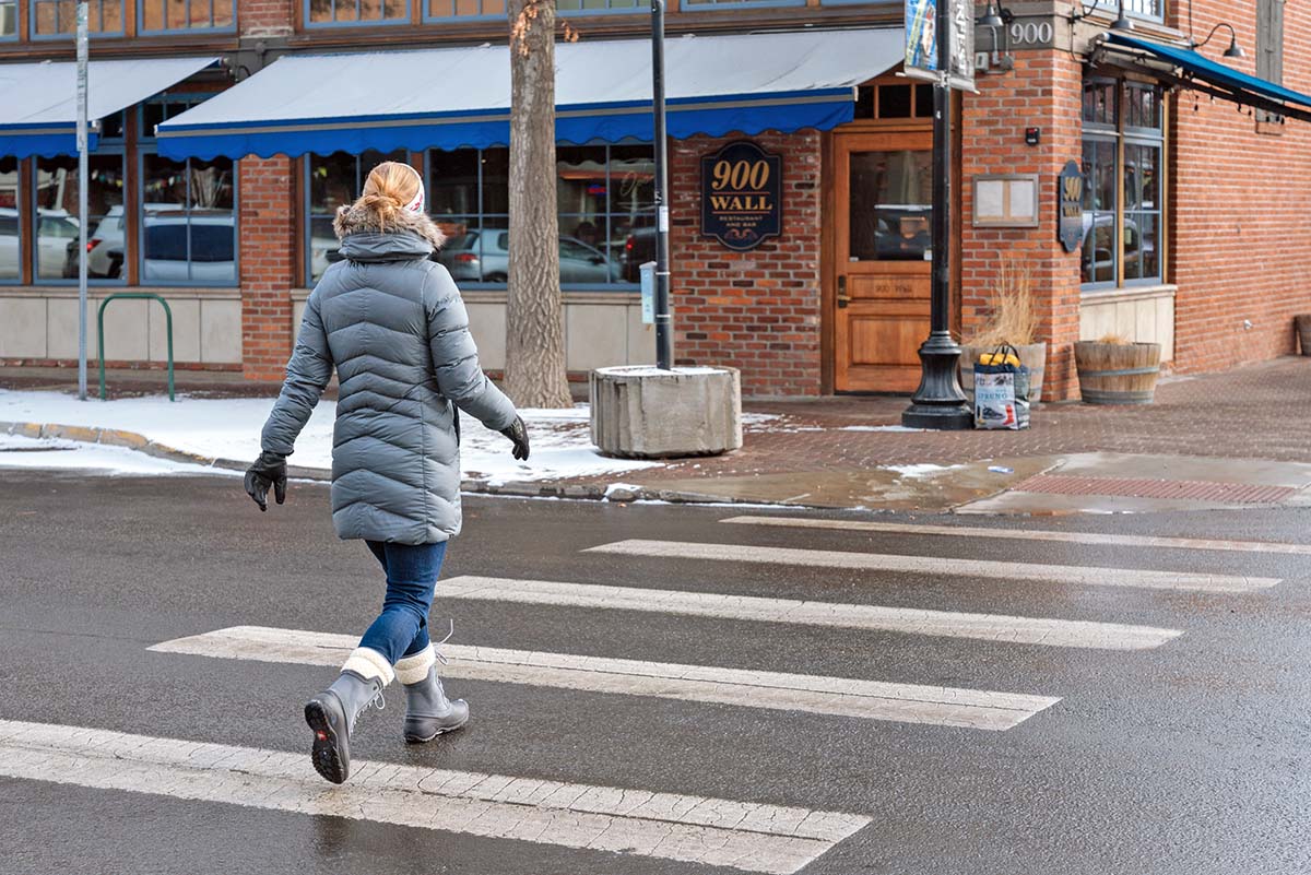 The North Face Shellista II Mid (crossing street)
