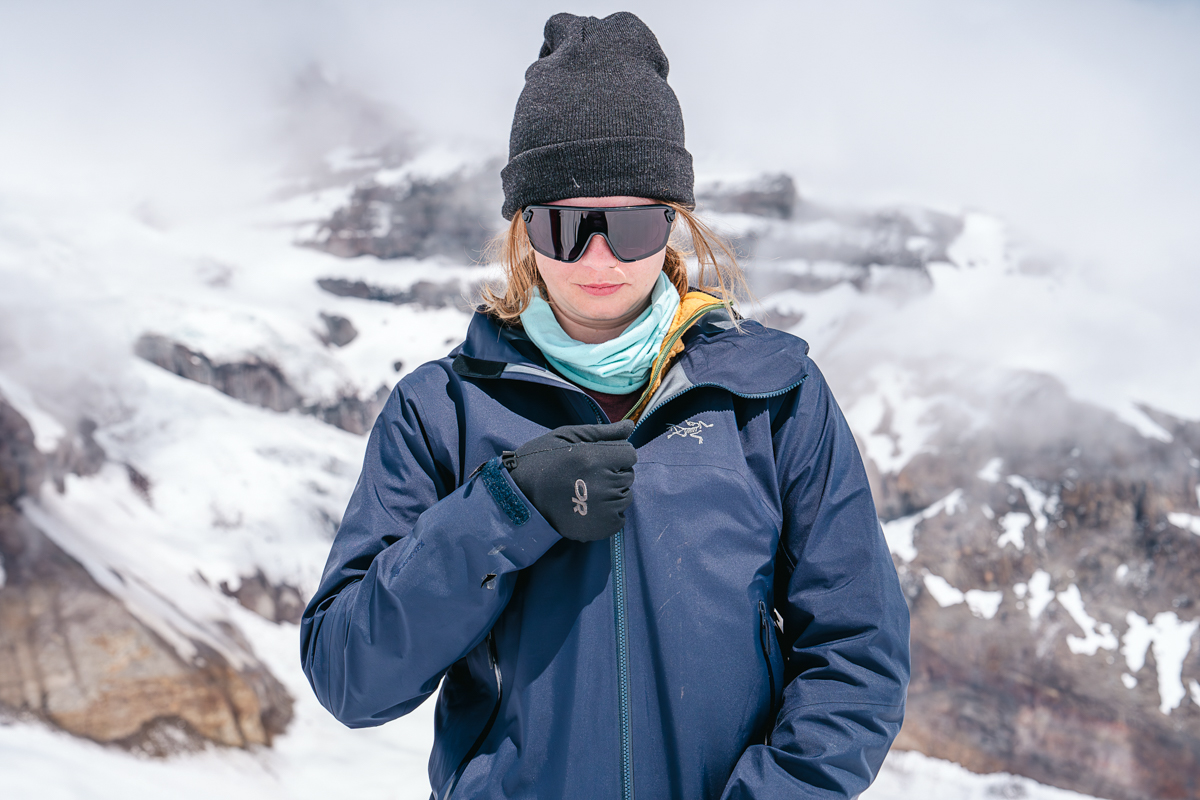 How to choose a ski jacket (zipping up a hardshell)
